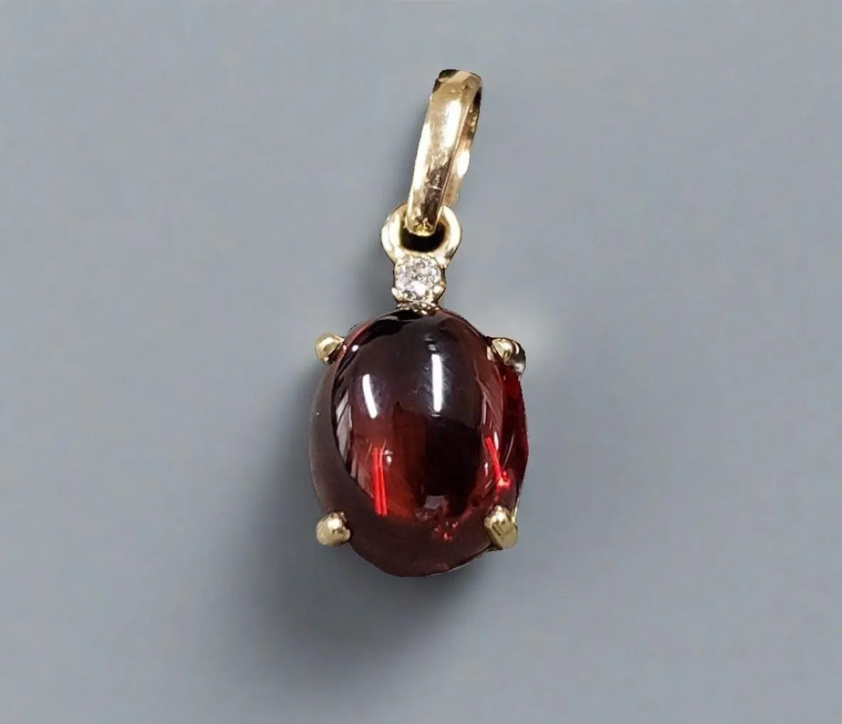14k Gold Red Garnet & Brilliant Cut Diamond Pendant