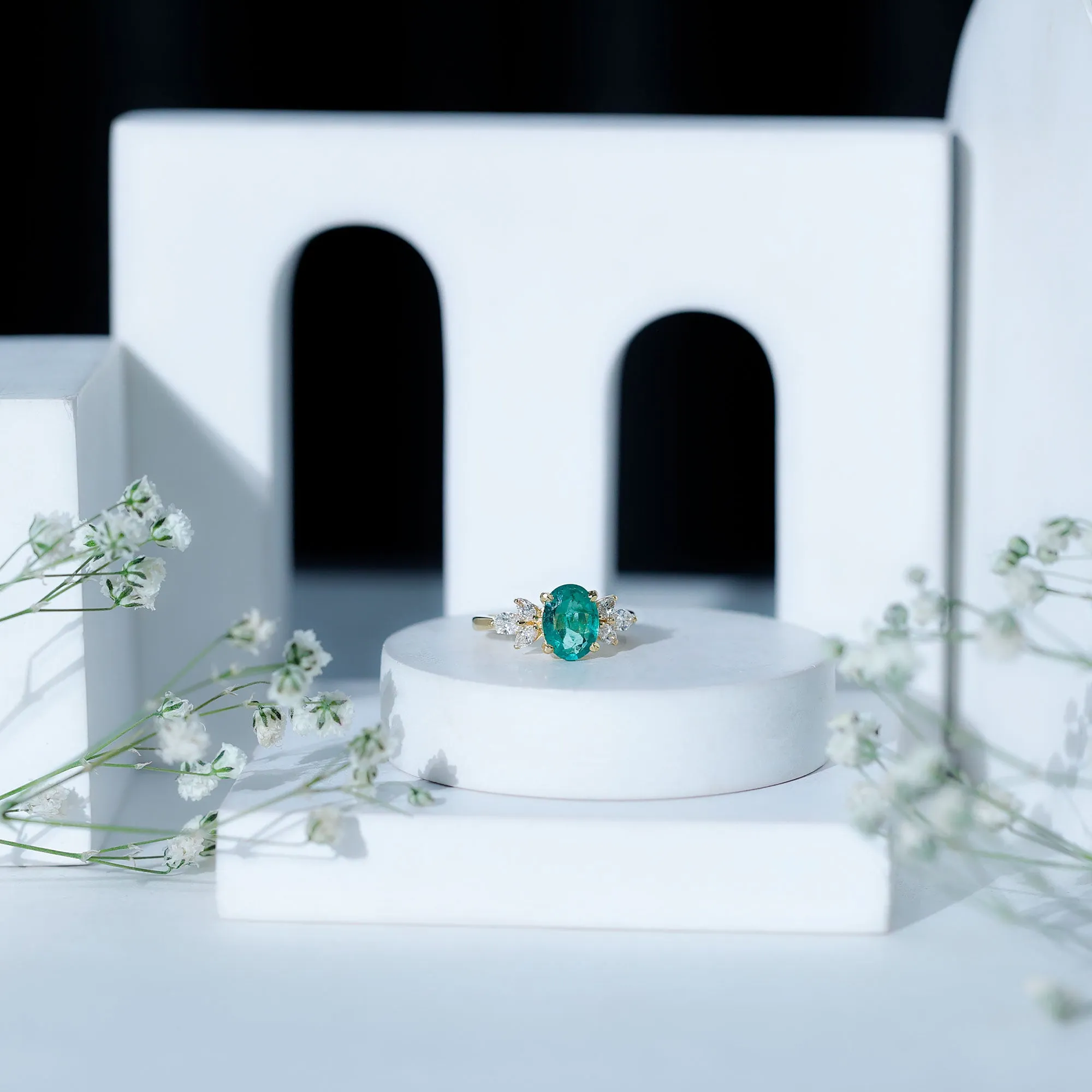1.5 CT Oval shape Emerald Solitaire Ring with Diamond