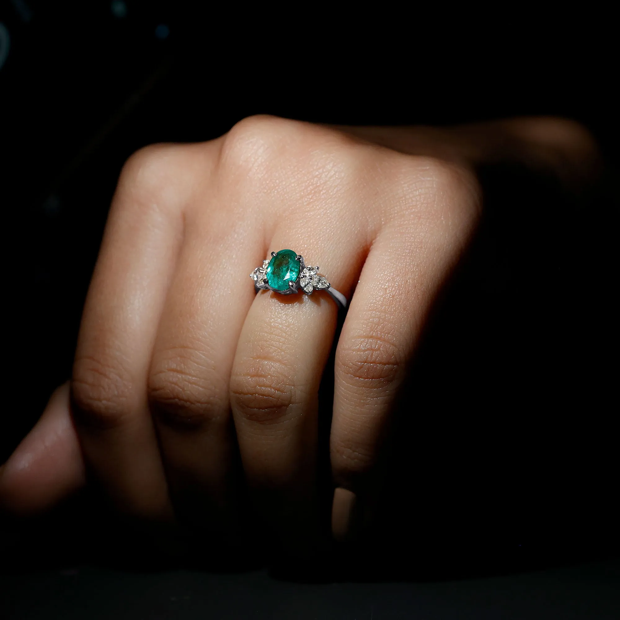 1.5 CT Oval shape Emerald Solitaire Ring with Diamond