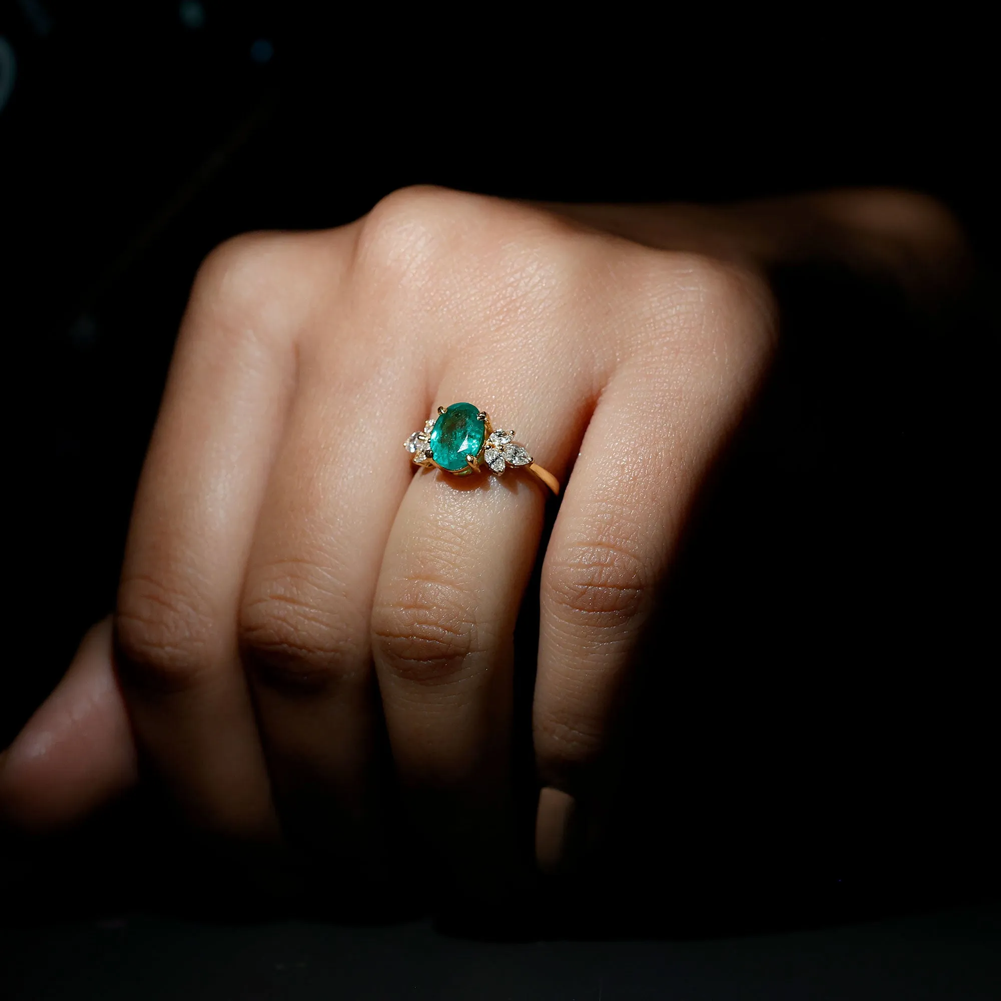 1.5 CT Oval shape Emerald Solitaire Ring with Diamond