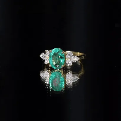 1.5 CT Oval shape Emerald Solitaire Ring with Diamond