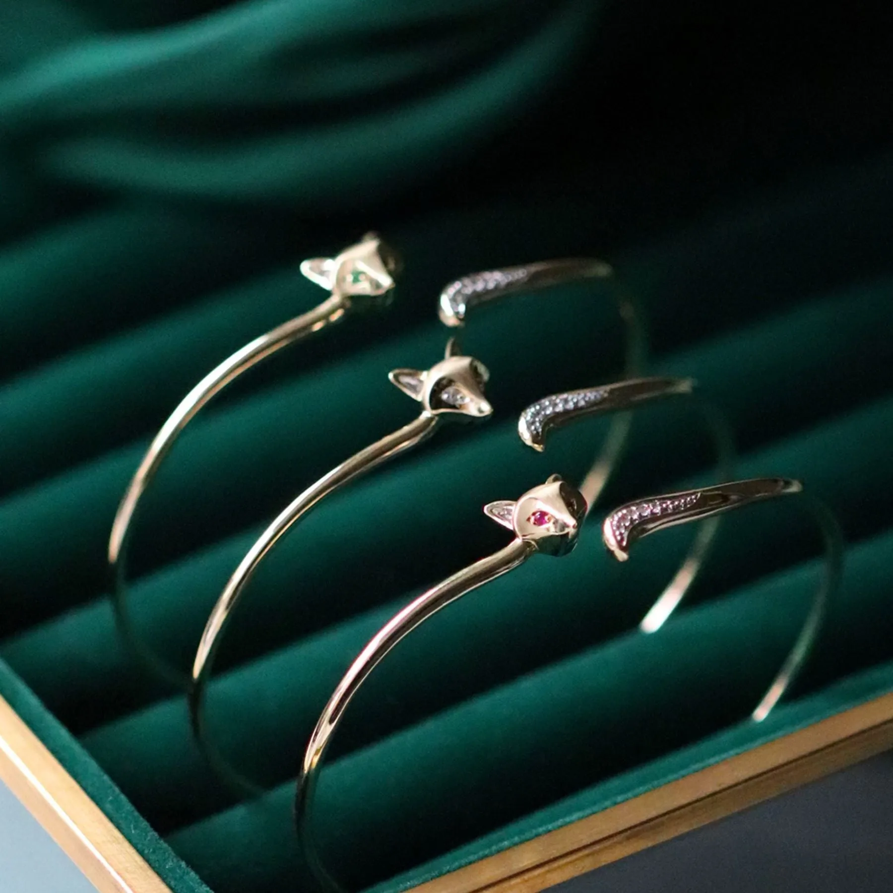 Bracelet Jonc Gardenia Renard avec Tsavorite et Saphir Blanc