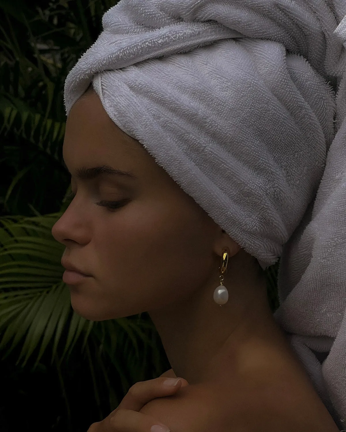 MEDIUM GOLD HOOP EARRINGS