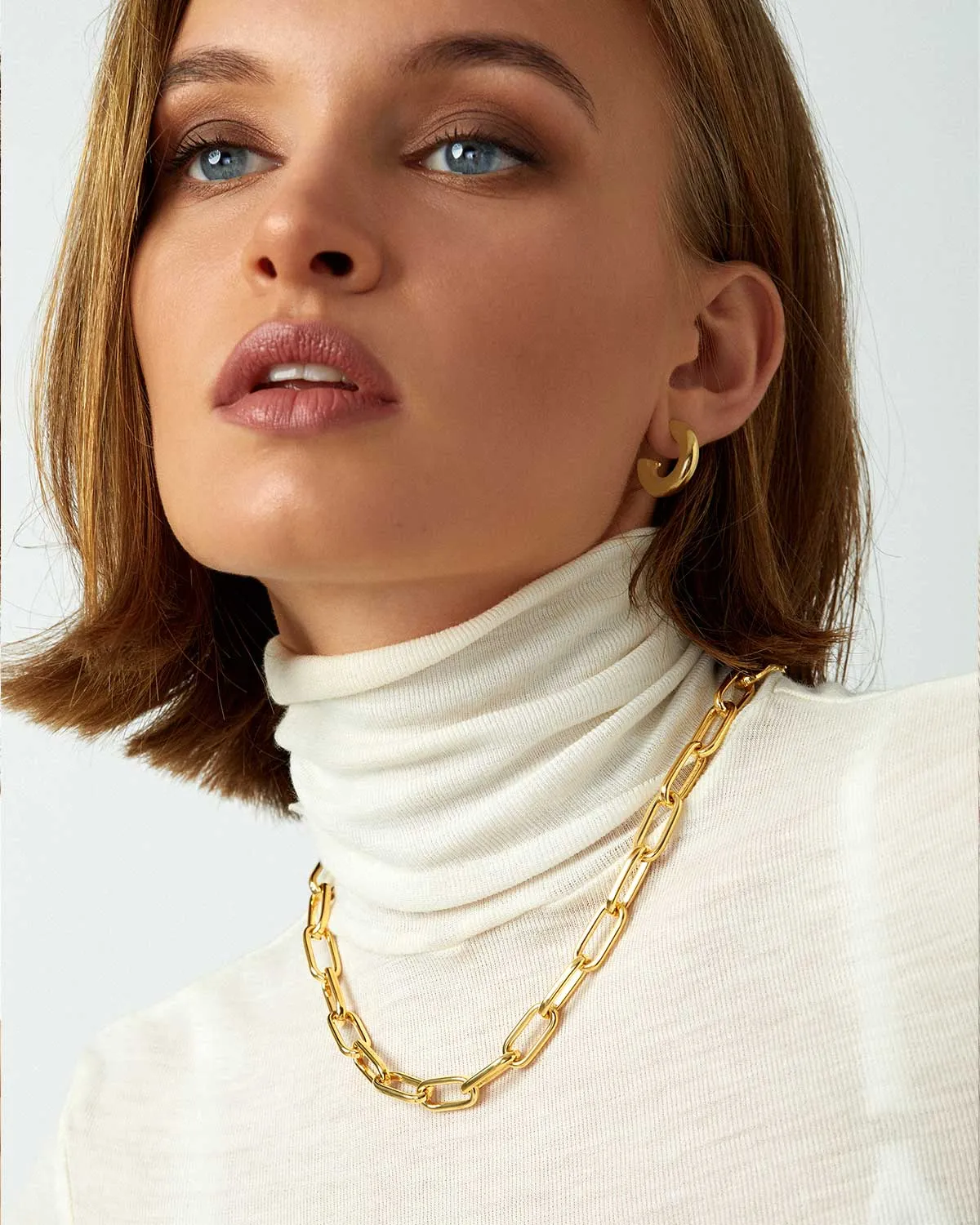 MEDIUM GOLD HOOP EARRINGS