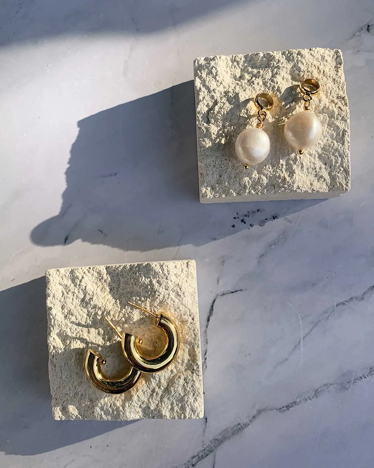 MEDIUM GOLD HOOP EARRINGS