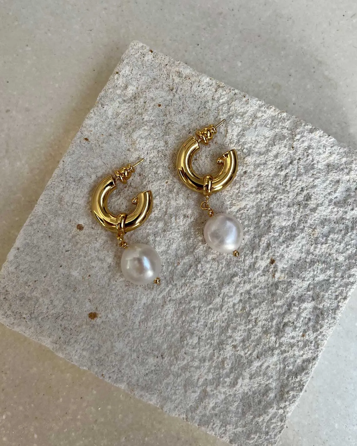 MEDIUM GOLD HOOP EARRINGS