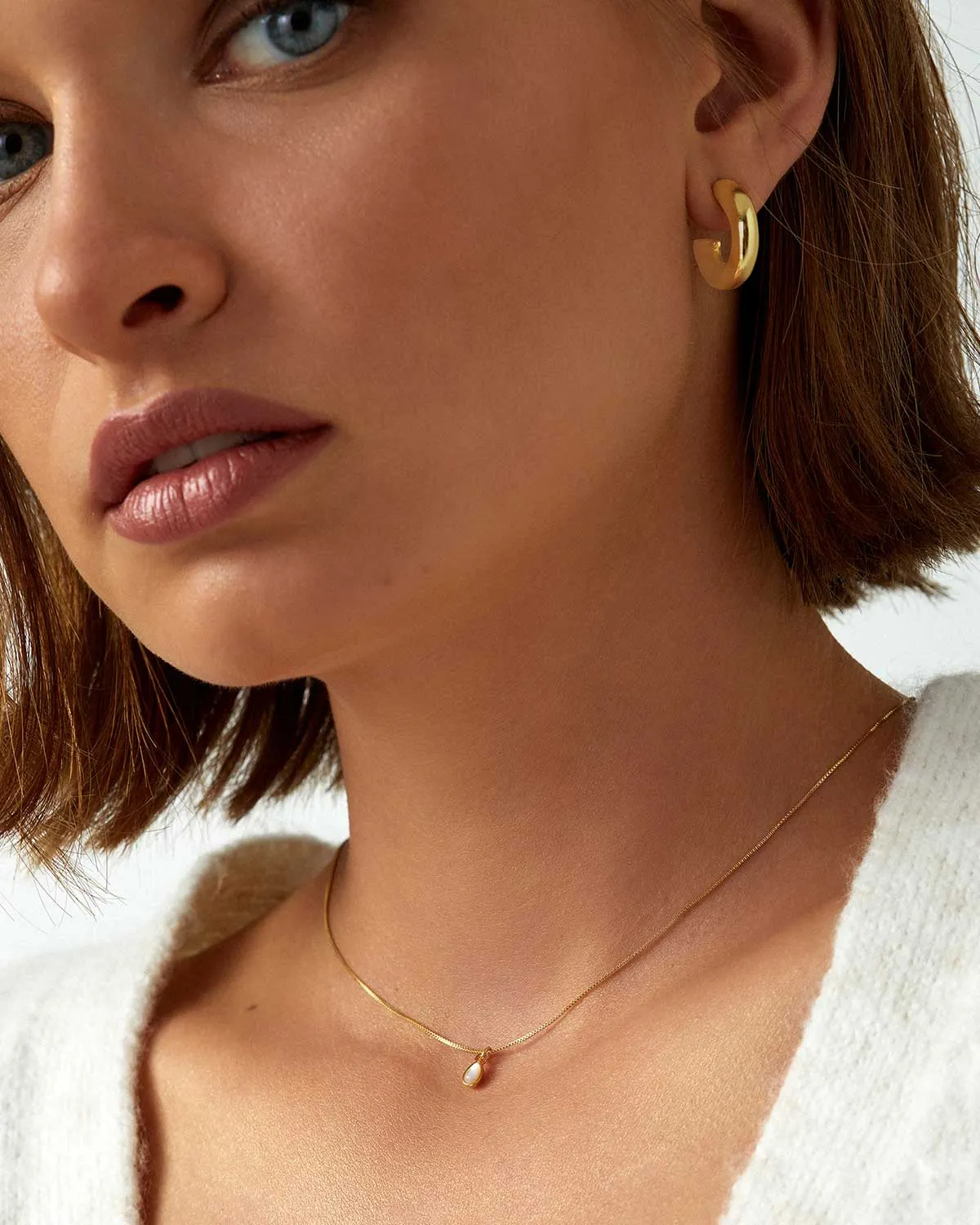 MEDIUM GOLD HOOP EARRINGS