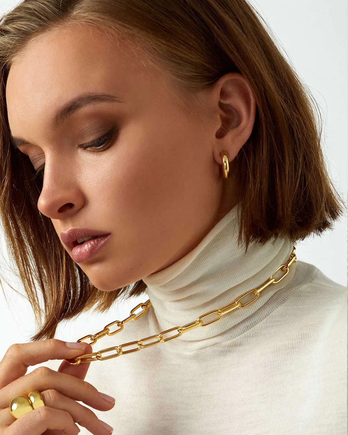 MEDIUM GOLD HOOP EARRINGS