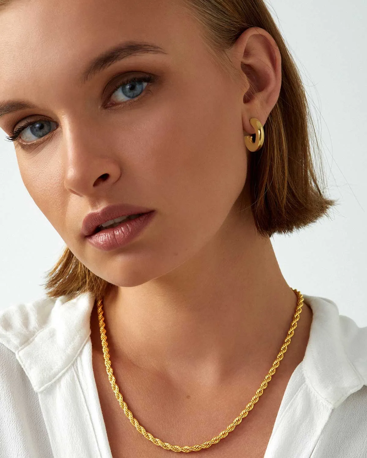 MEDIUM GOLD HOOP EARRINGS