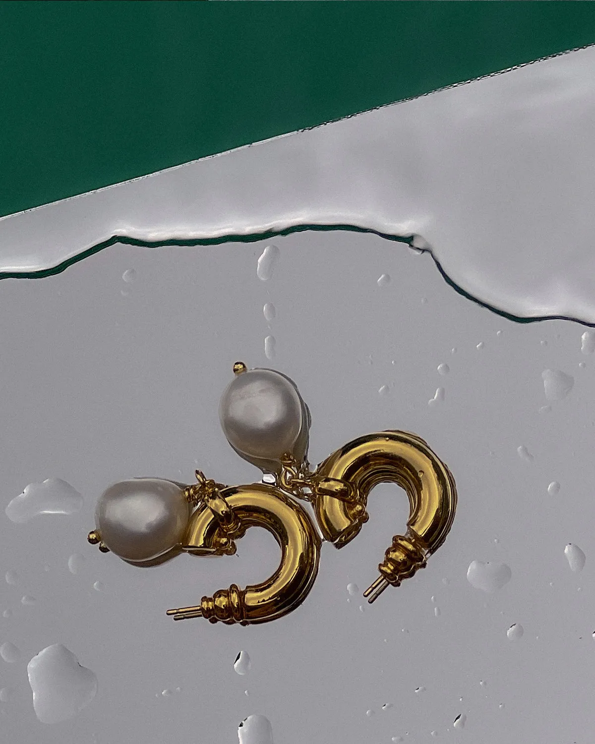 MEDIUM GOLD HOOP EARRINGS