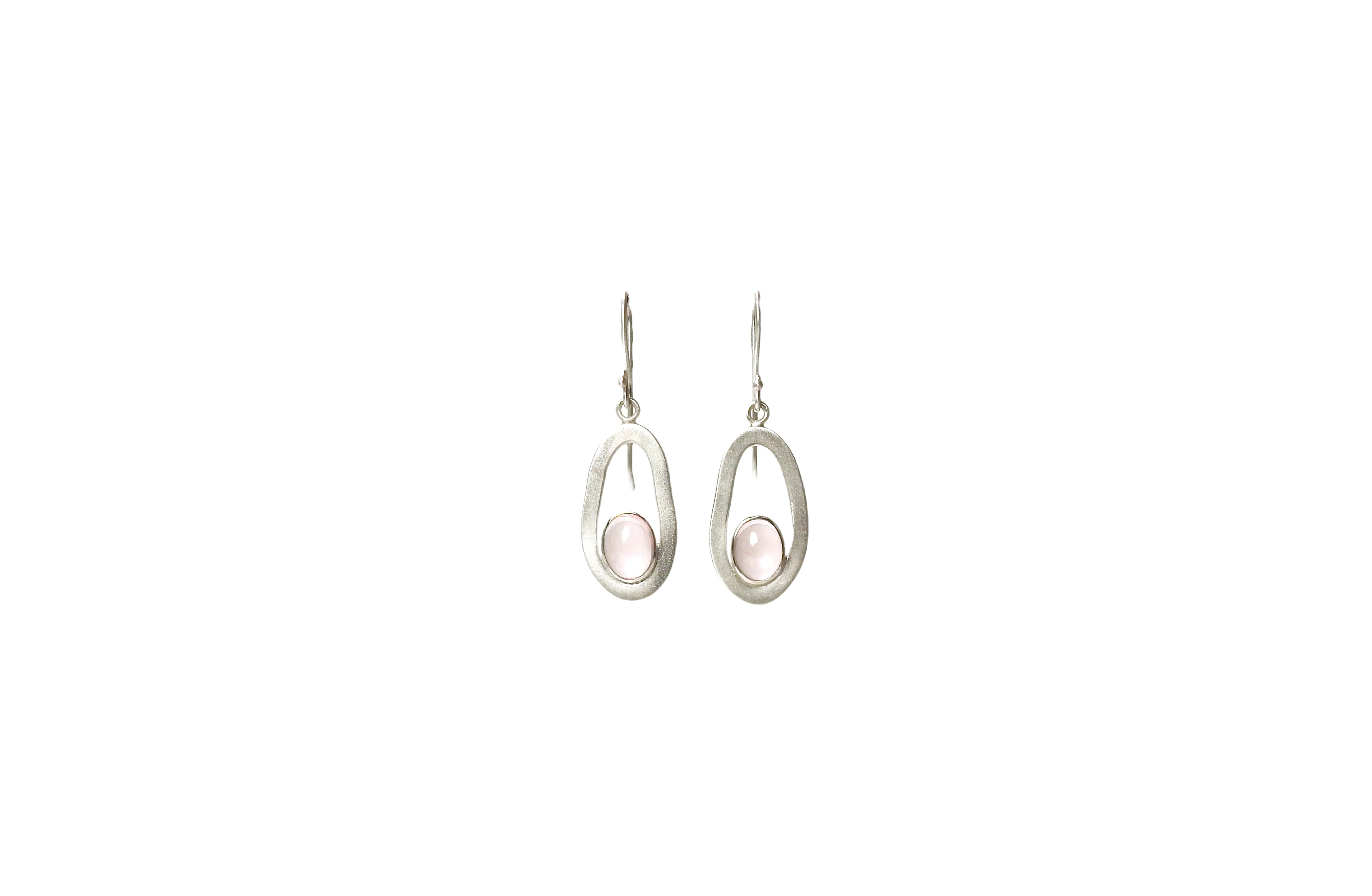 Pebble outline with rose quartz
