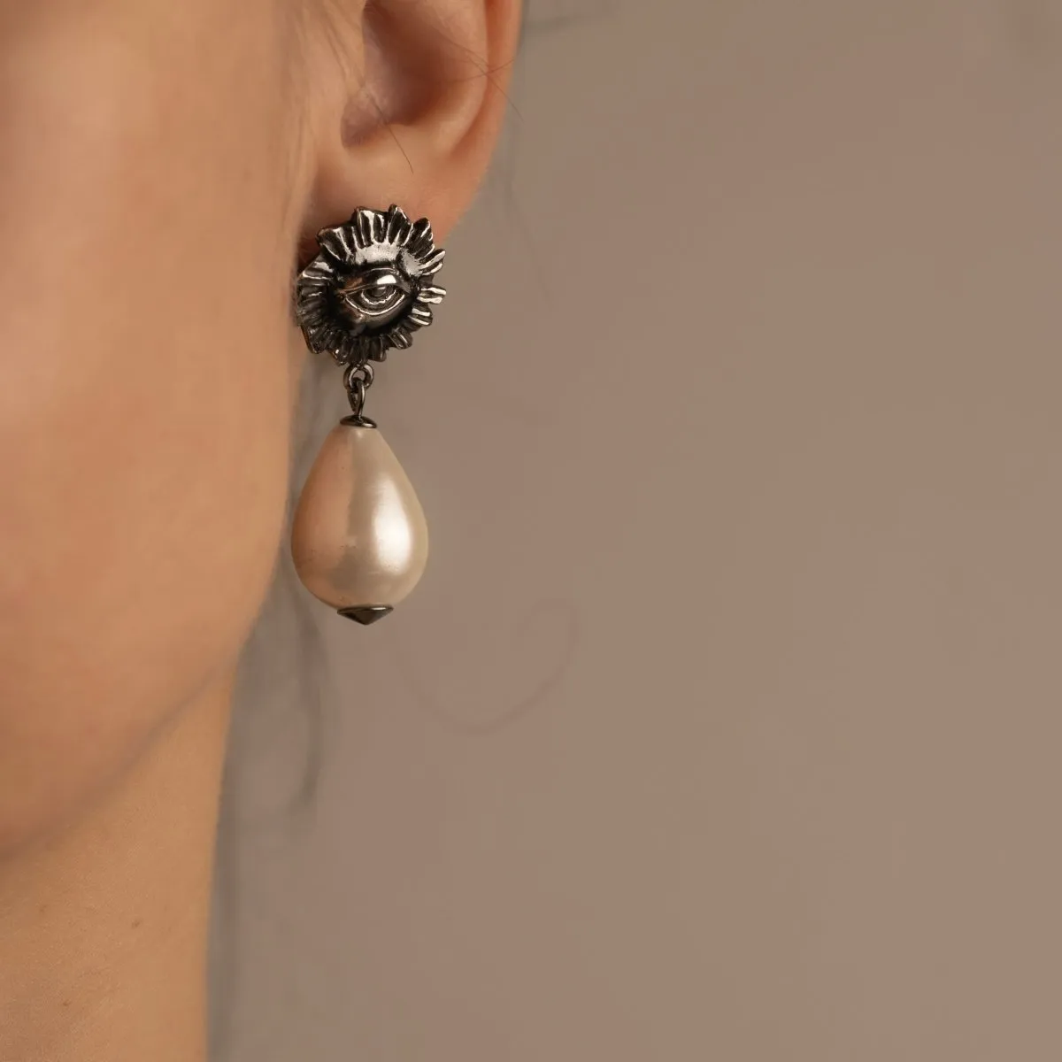 Sirius Pearl Drop earring
