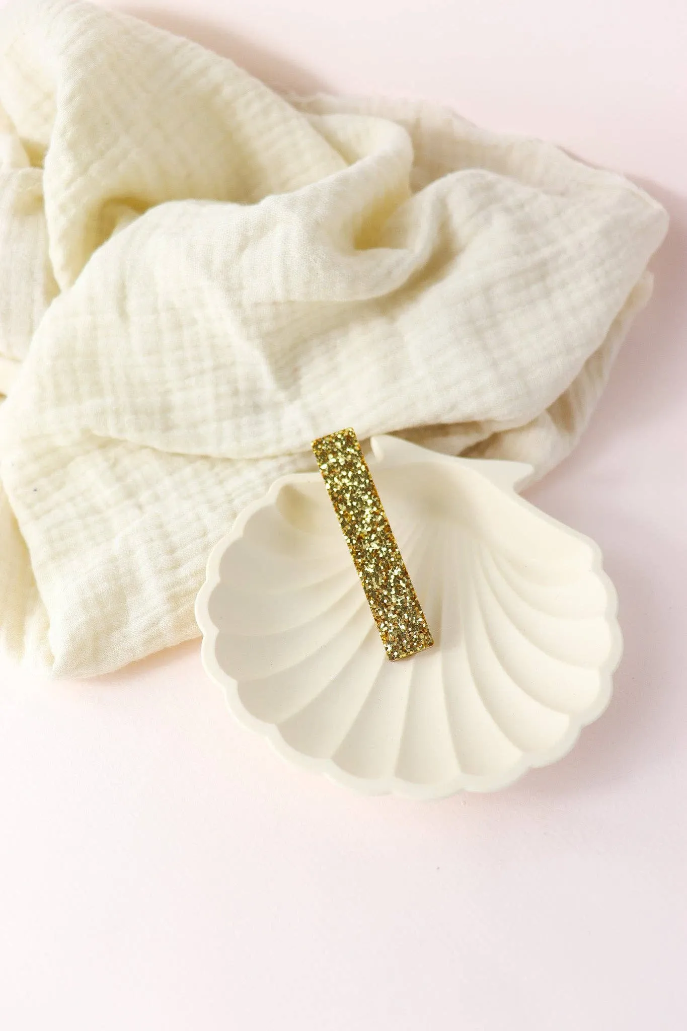 Straight hair clip with large gold sequins