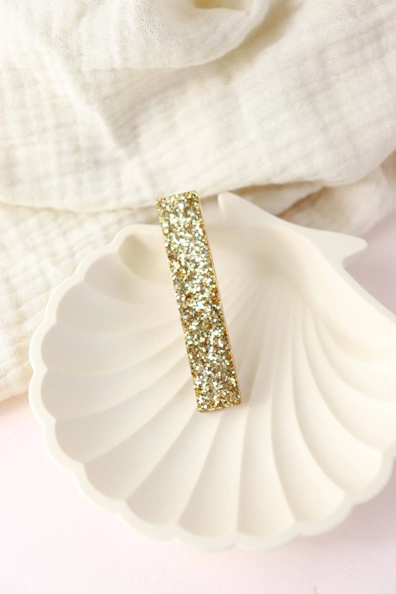 Straight hair clip with large gold sequins