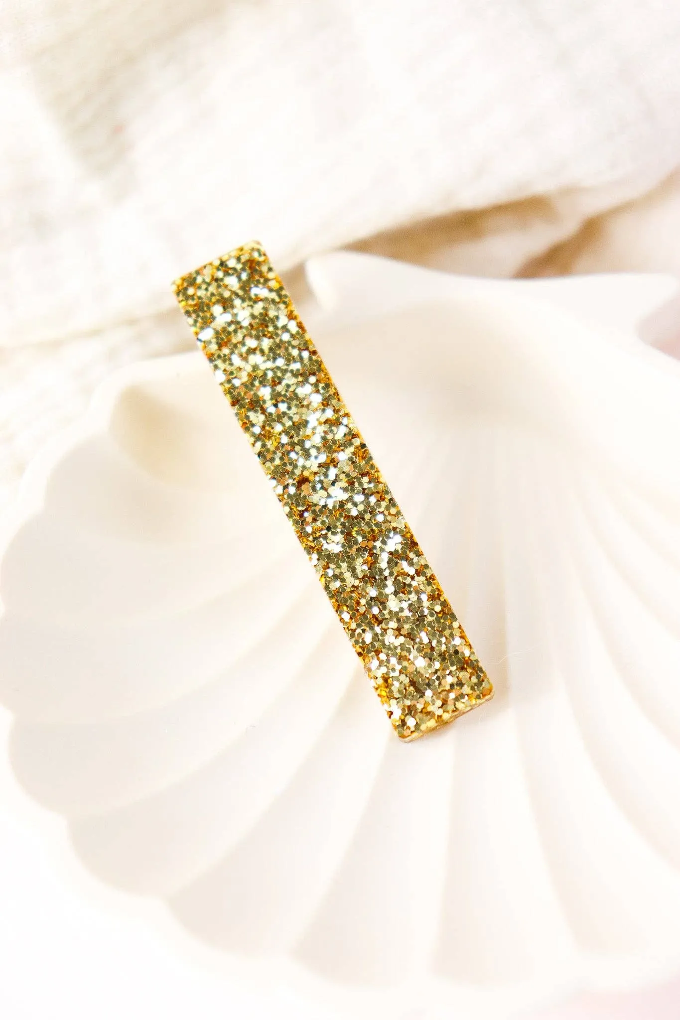 Straight hair clip with large gold sequins